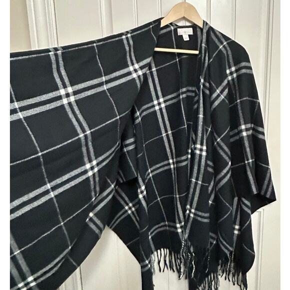 Quacker Factory Plaid Shawl Wrap One Size Black White Fringe Cozy Cottage Lounge - Picture 7 of 8